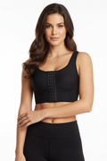 Femme brune avec soutien-gorge noir
